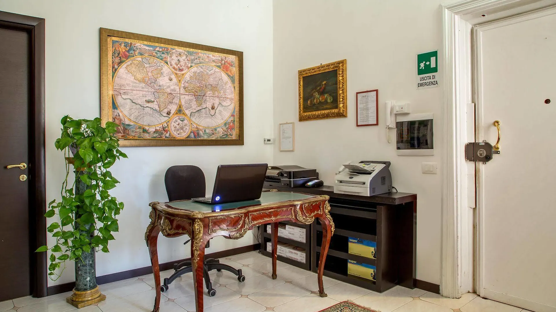 Roman Central House Bed & Breakfast  Rome